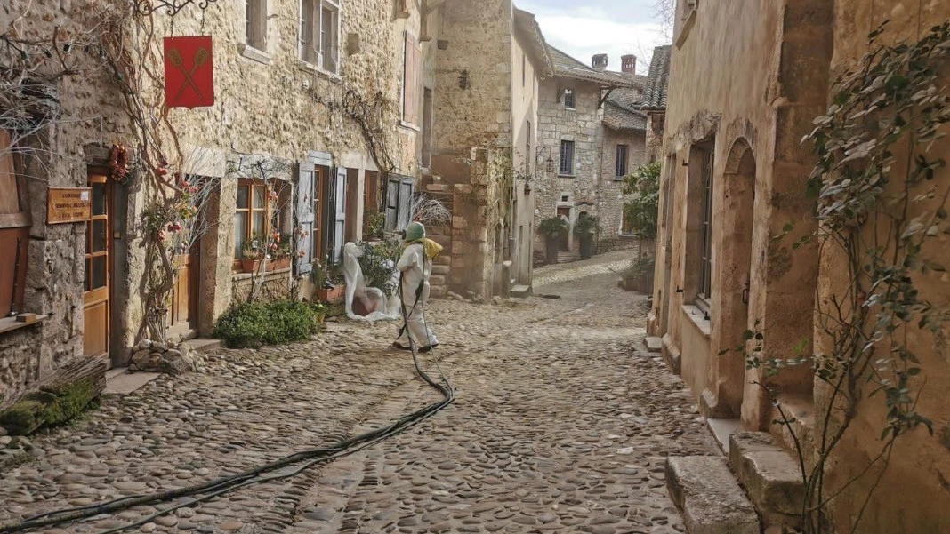 Mobilier cassé dans le placard en lin