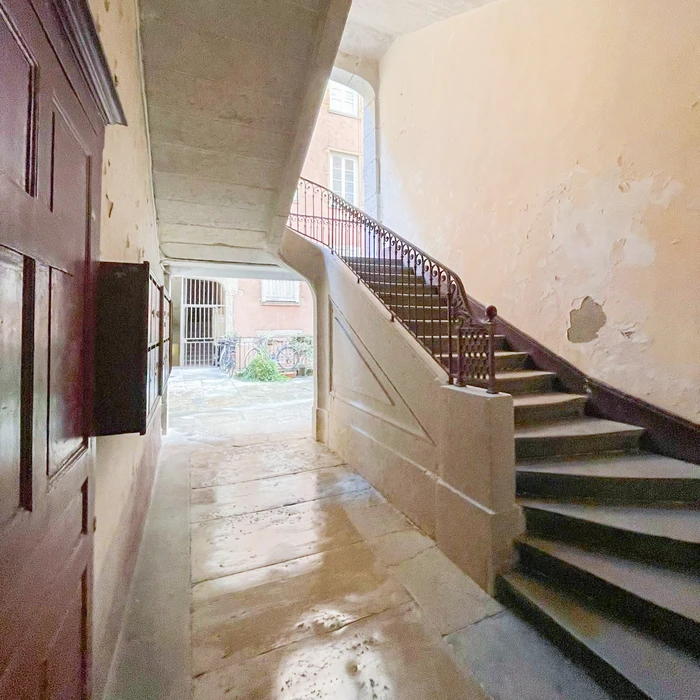 Intérieur vintage avec fauteuil orange en tissu boutonné, pieds bois naturel, face à buffet bleu pastel style provençal