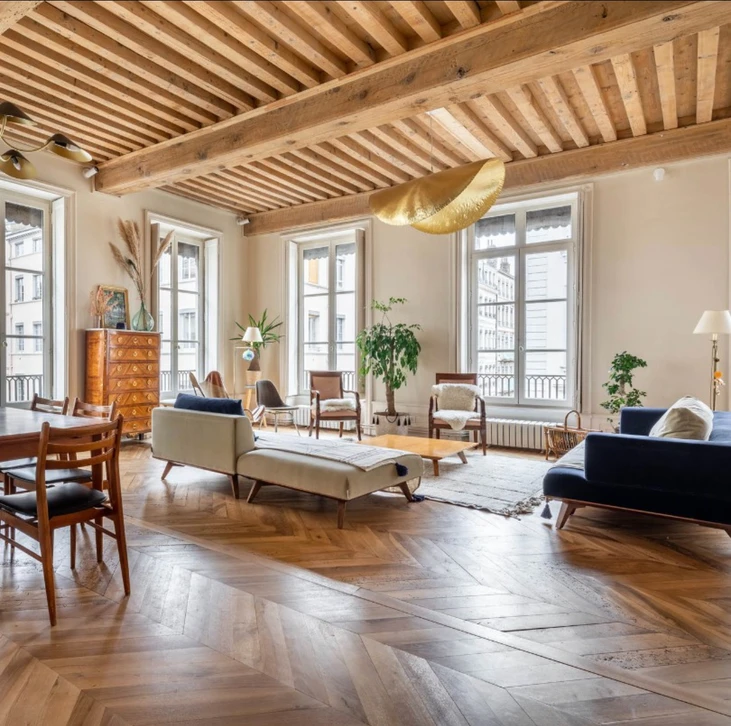 Atelier de bricolage avec outils de travail disposés sur planches de bois vieillies