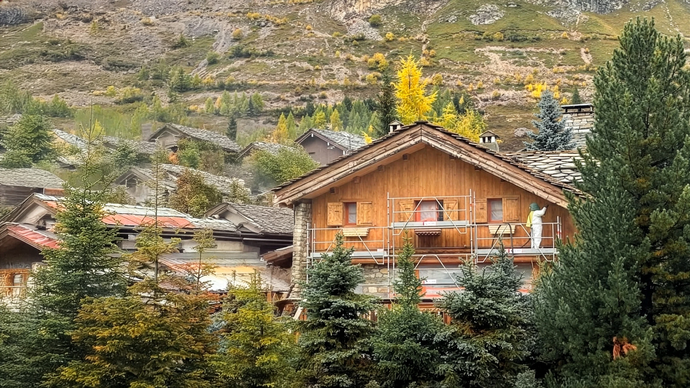 Atelier de carrosserie automobile, technicien utilisant une meuleuse d'angle sur carrosserie de véhicule blanc