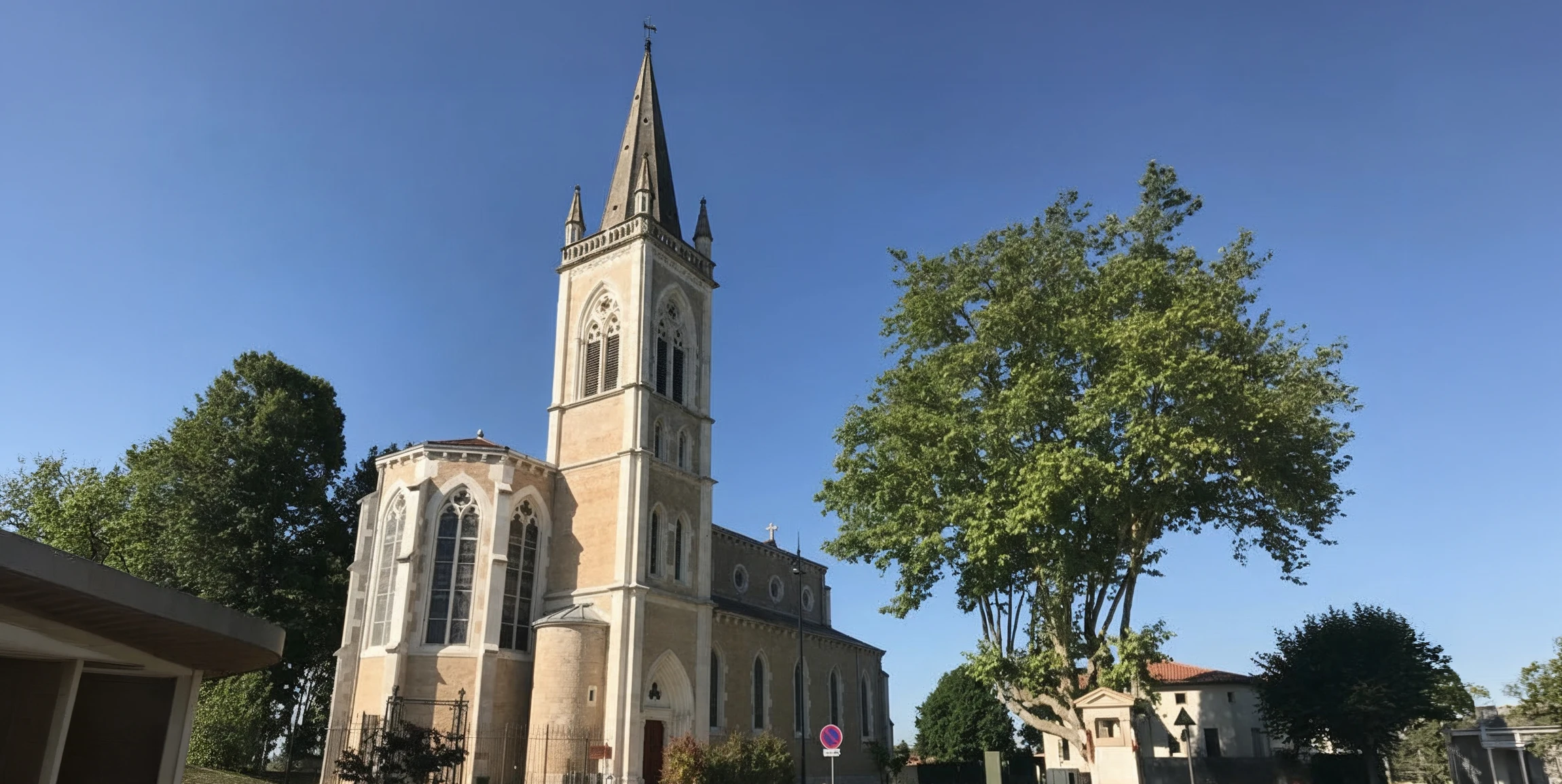 Une main tient un pistolet à air chaud professionnel jaune et noir en fonctionnement, avec flux d'air visible sortant de la buse métallique
