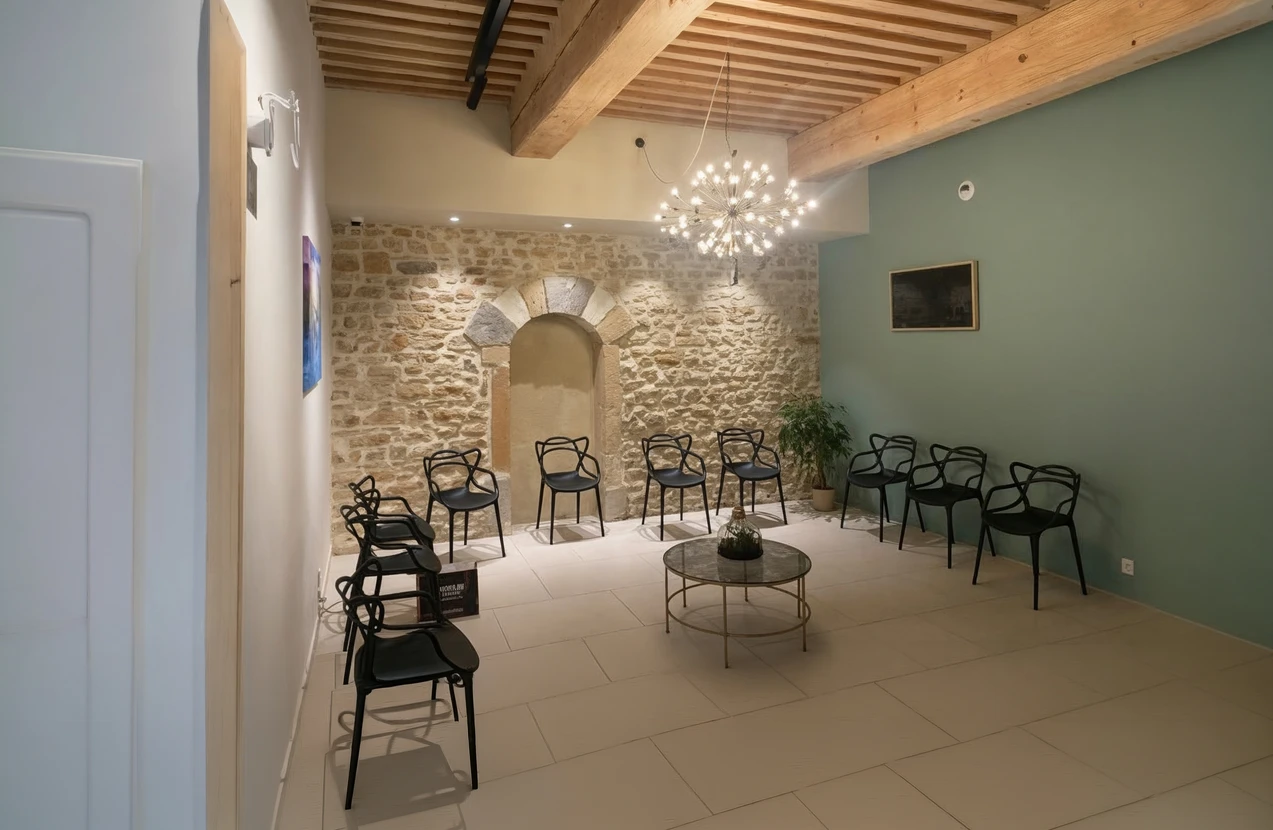 Amas de copeaux et sciure de bois bruts dispos&eacute;s au sol, r&eacute;sidus de travail artisanal ou industriel du bois