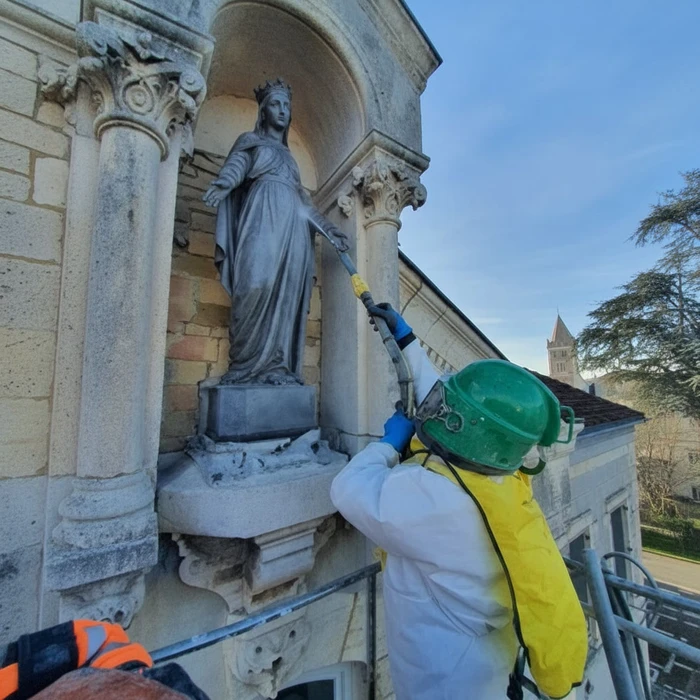 vieille commode en bois ancien avec poignées en métal, tiroir ouvert