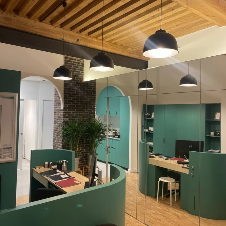 Le m&eacute;canicien travaille avec un outil de broyage